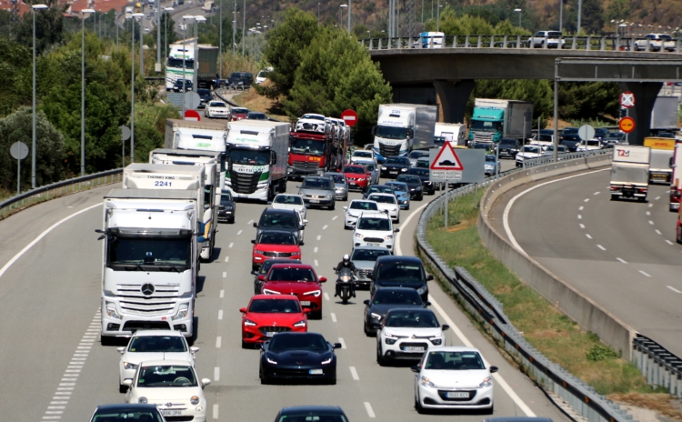 Cars and trucks halted at Catalonia's AP7 highway because of long queues on June 23, 2022 (by Gemma Sánchez)